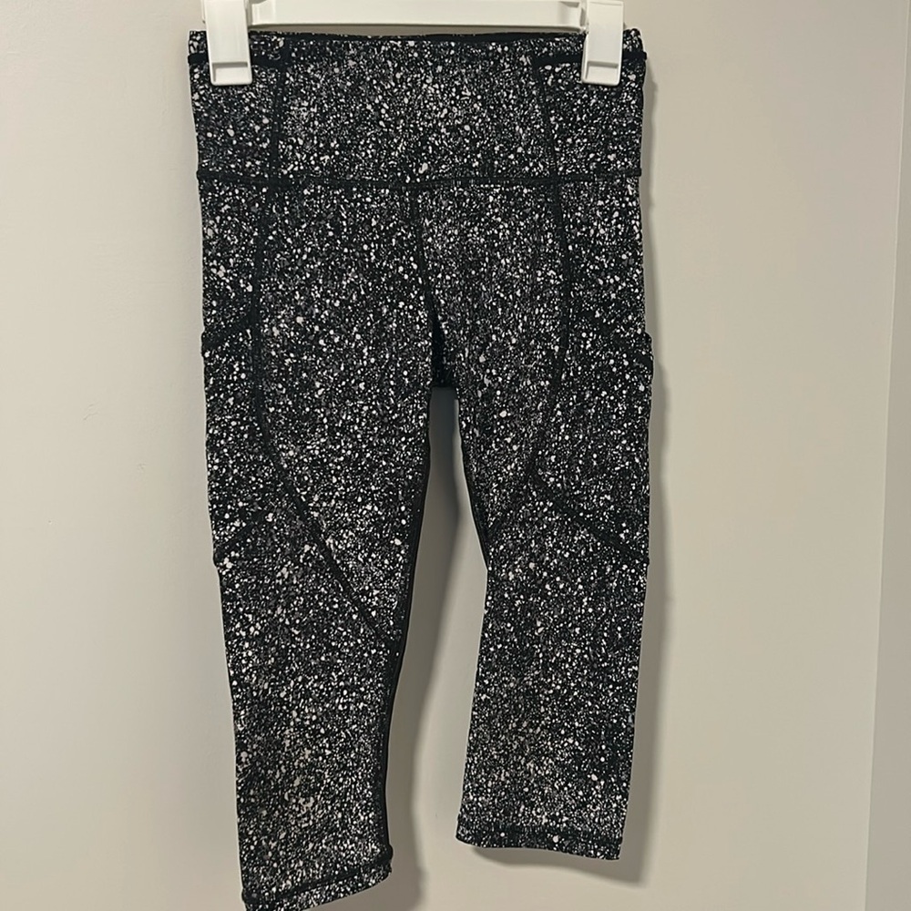 Lululemon Outrun 17’ Inseam Leggings Black White Pockets Mesh Size 4